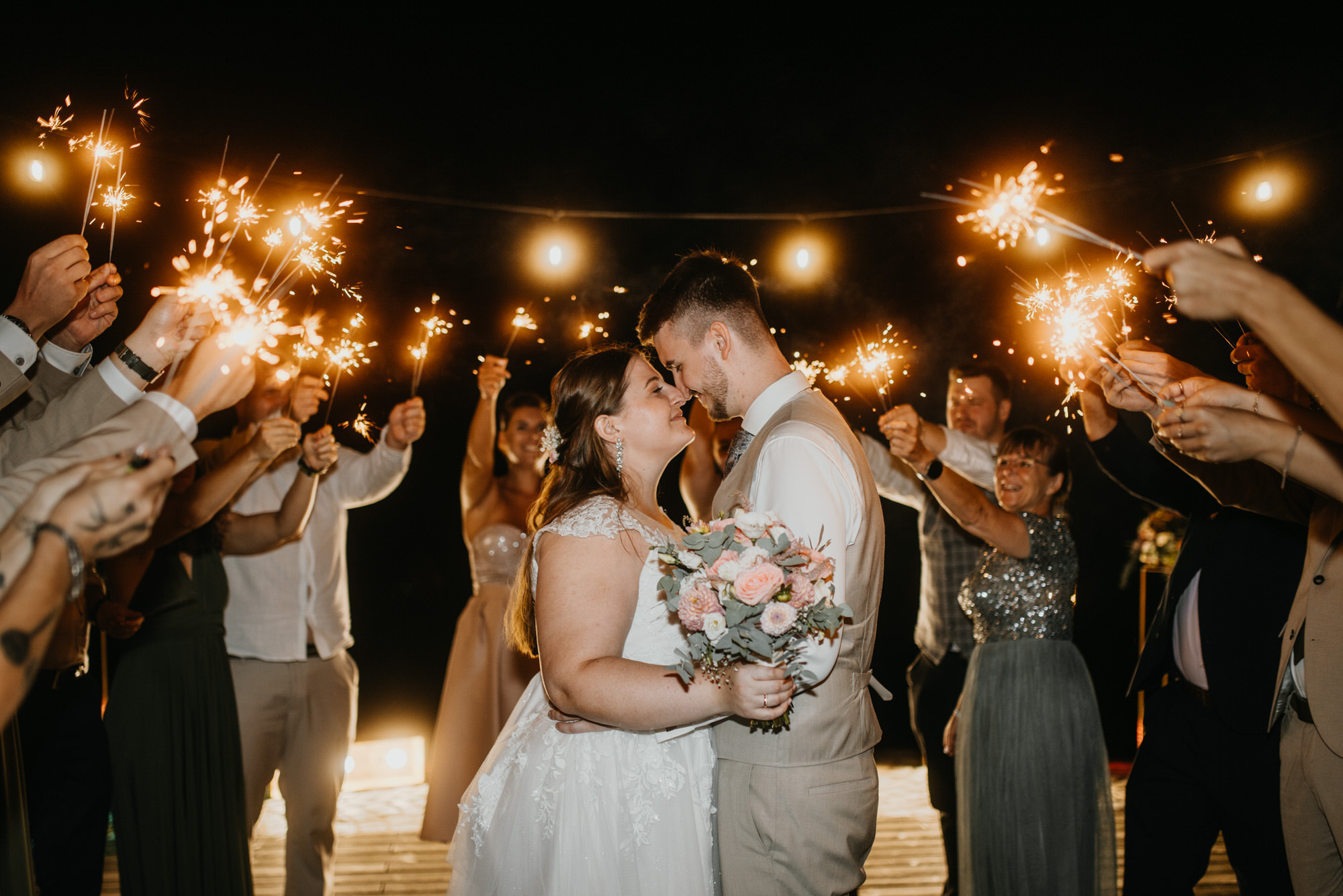Hochzeit im Garten der Geheimnisse in Stroheim Oberösterreich. Hochzeitsfotografin Verygraphy